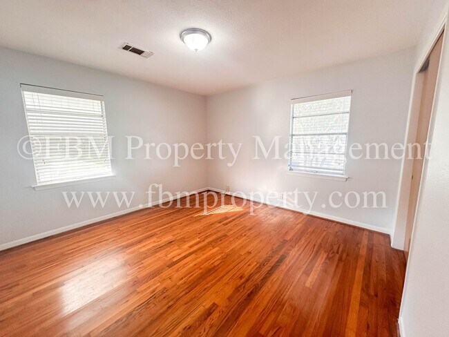 Building Photo - 603 E Lampasas St