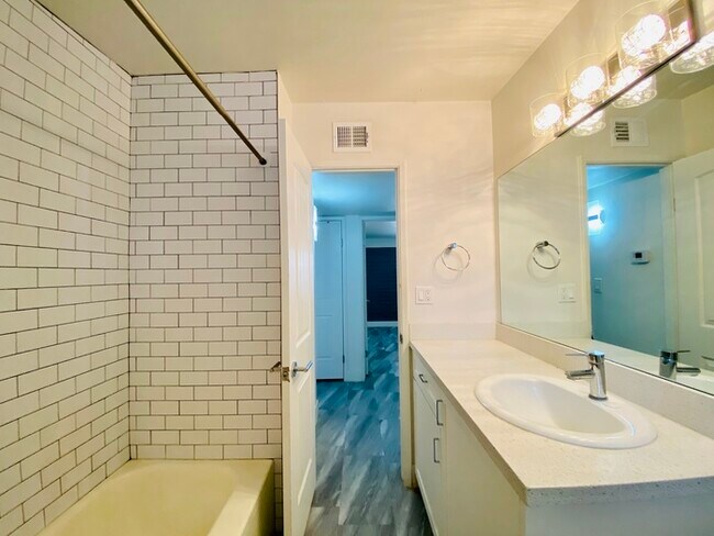 Building Photo - $500 Move In Special! Modern living in thi...