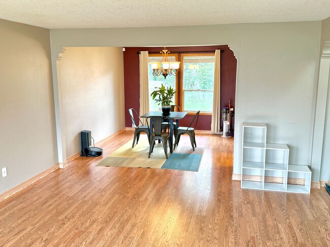 Building Photo - Linwood Neighborhood, Milwaukie Home on Quiet Cul-de-sac, 2 Car Garage, A/C, Huge Fenced Backyard