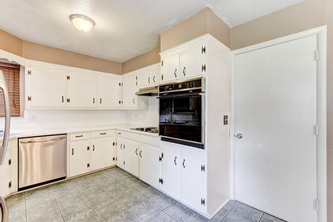 Building Photo - Spacious 3-Bedroom Home with a Fenced Yard and Easy Access to Everything!