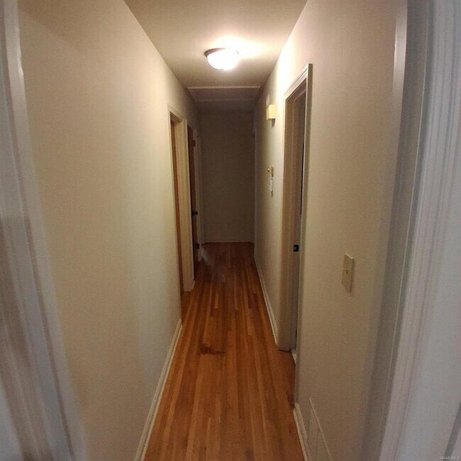 Building Photo - 3733 Royal Crest Dr