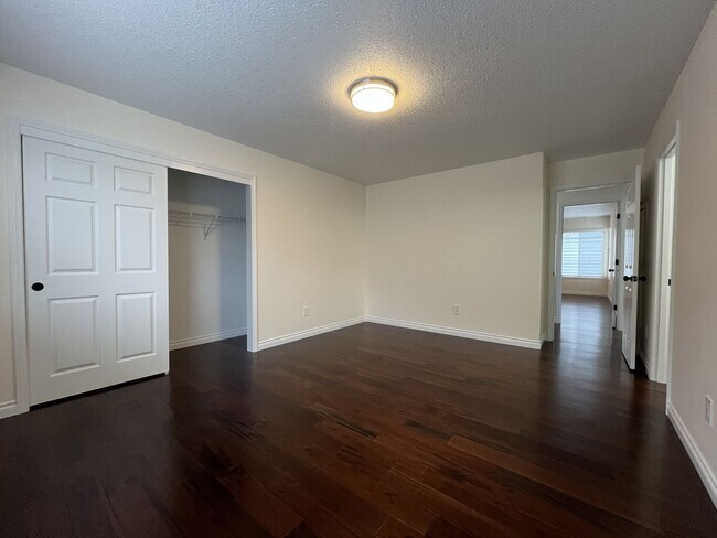 Building Photo - Grand 5 Bedroom Home Featuring 19ft Ceilings, Family Room & Main-Level Suite