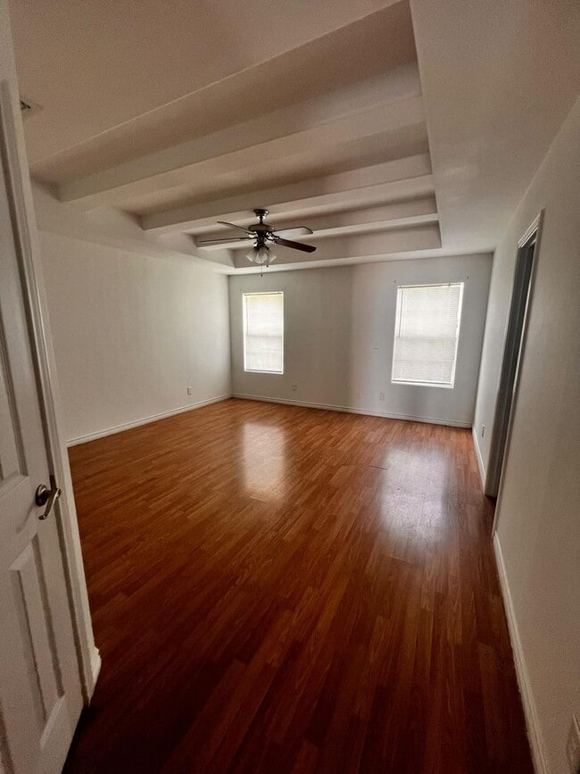 Building Photo - Large 3/2 Kingsville