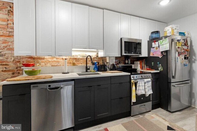 Building Photo - 212 Catharine St