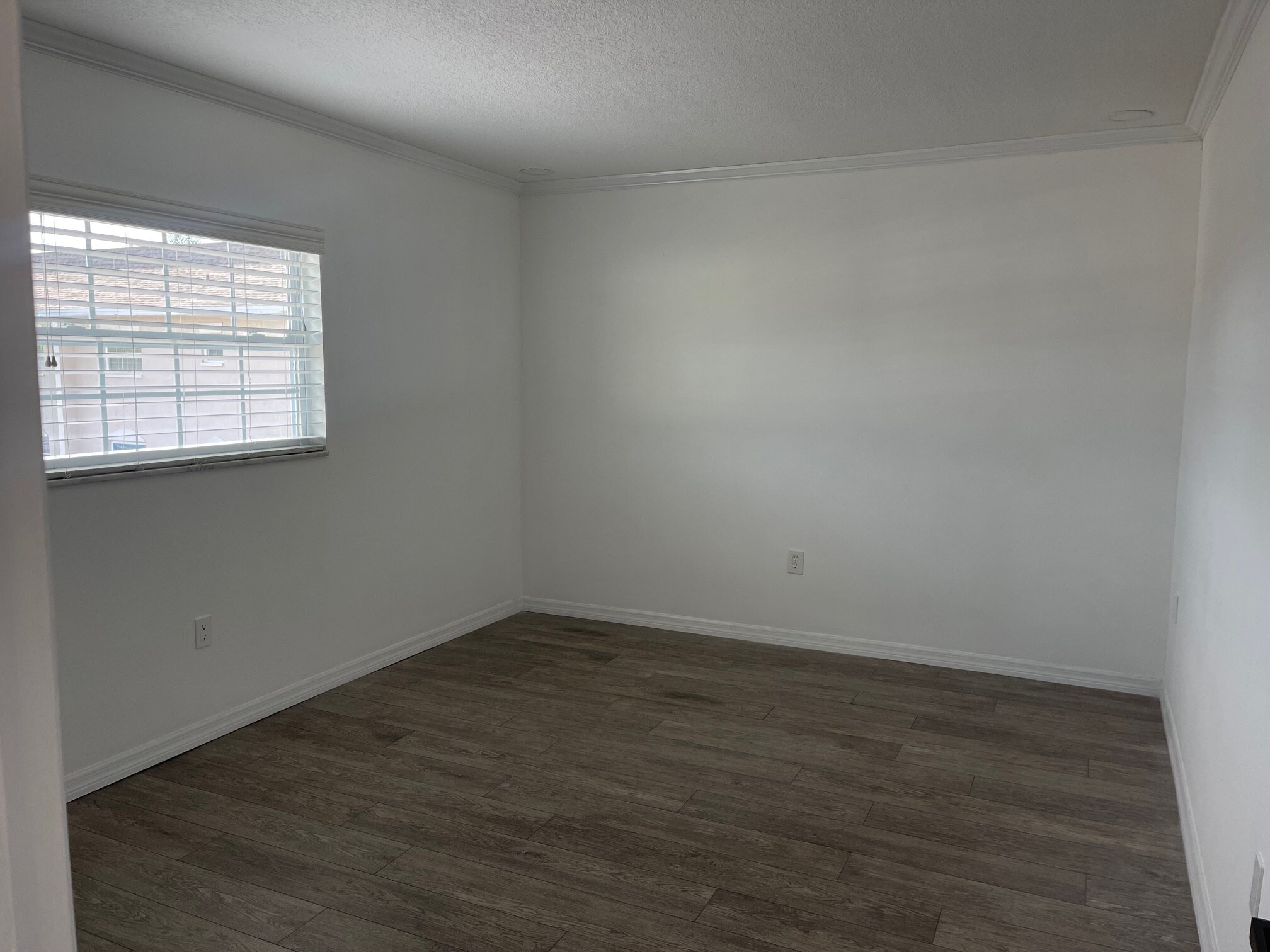 Building Photo - 8811 Bay Pointe Dr