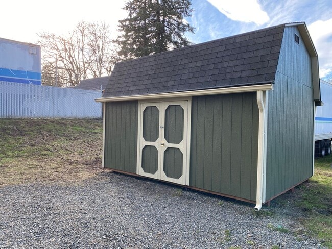 Building Photo - Country House w/ 2 Bedroom + Den - Washer, Dryer, Storage Shed & Plentiful Parking!