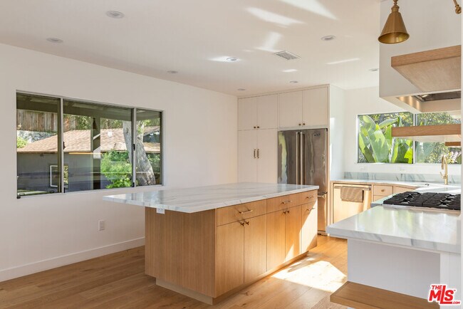 Building Photo - 3424 Primera Ave