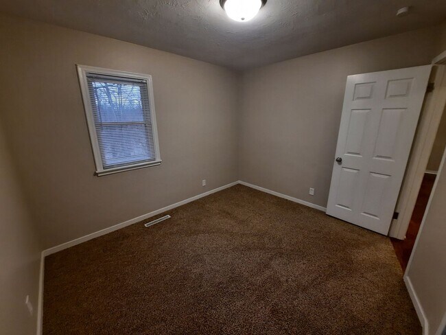 Building Photo - 3 Bedroom, 1 Bathroom Home!