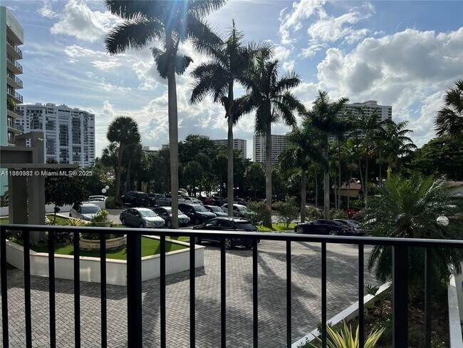 Building Photo - 200 Leslie Dr