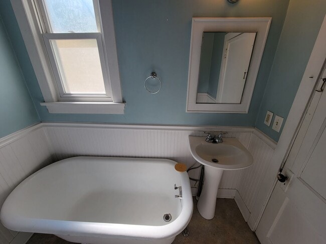 Building Photo - AVAILABLE April! - 4 Bed, 2 Bath Bright & Spacious Home