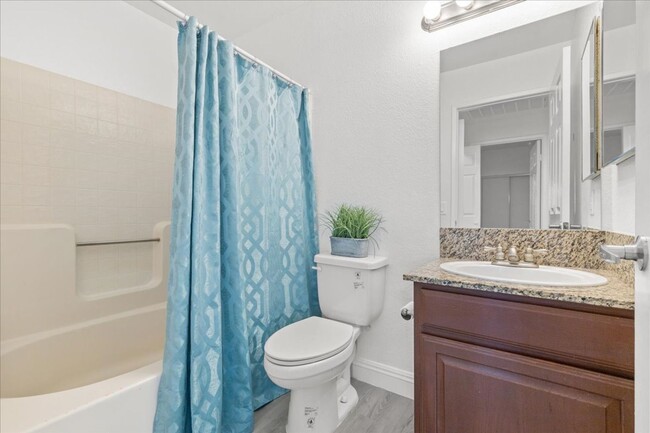 Building Photo - Stunning and Freshly Remodeled 1 Bedroom C...