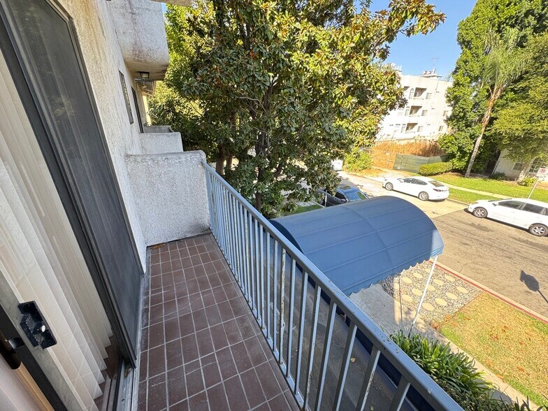 Building Photo - 4268 Beverly Glen Blvd