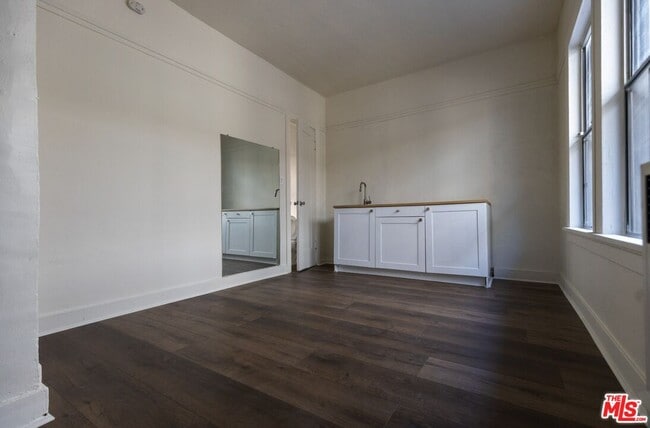 Building Photo - 1021 N Mariposa Ave