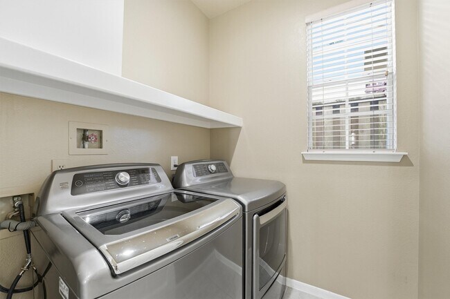 Building Photo - 56 Lakeridge Dr