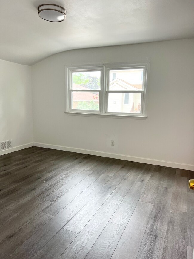 Building Photo - 156 Petrus Ave