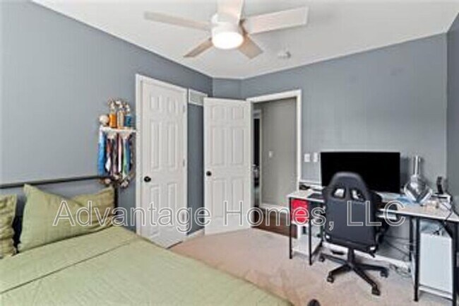 Building Photo - 11516 N Windsor Ave