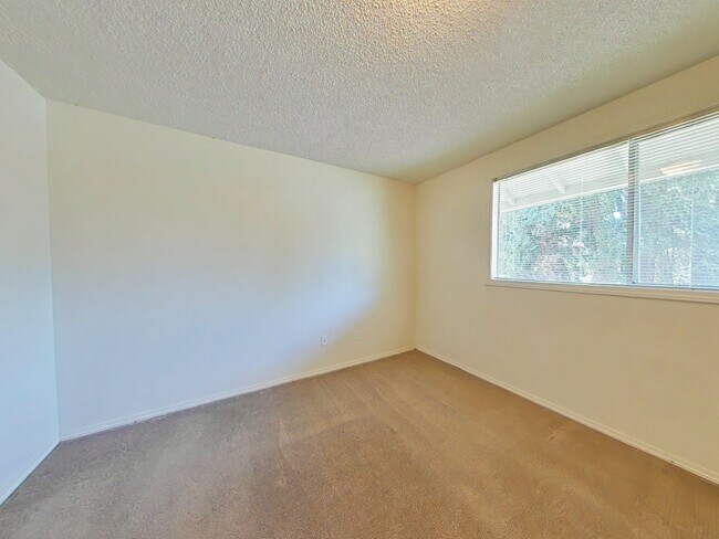 Building Photo - 2 Bedroom 4-Plex ~ South Corvallis ~ Small...