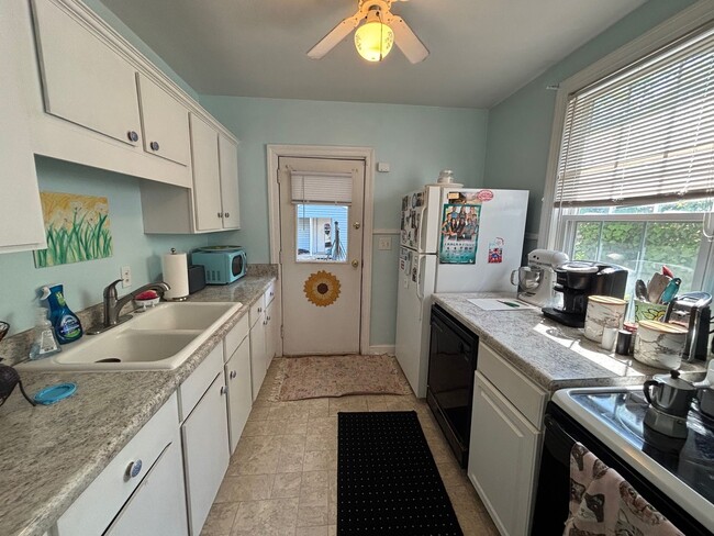 Building Photo - Rosewood Cutie