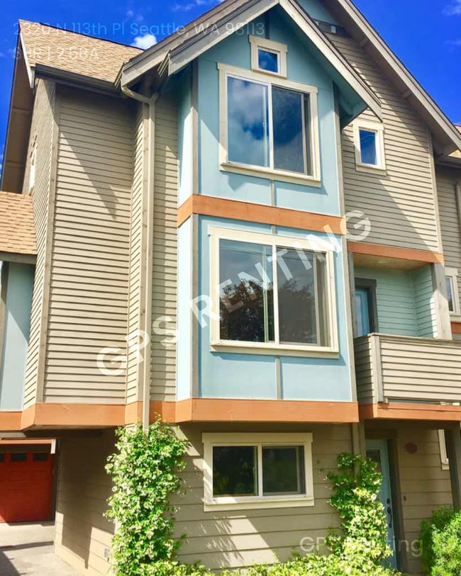 Building Photo - 3 Bed 2.5 Bath Town Home in North Seattle