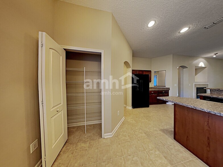 Building Photo - 11390 Oaklawn Rd