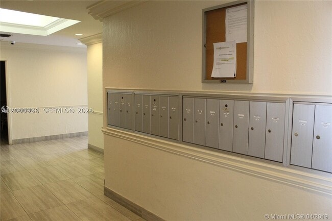 Building Photo - 10140 W Bay Harbor Dr
