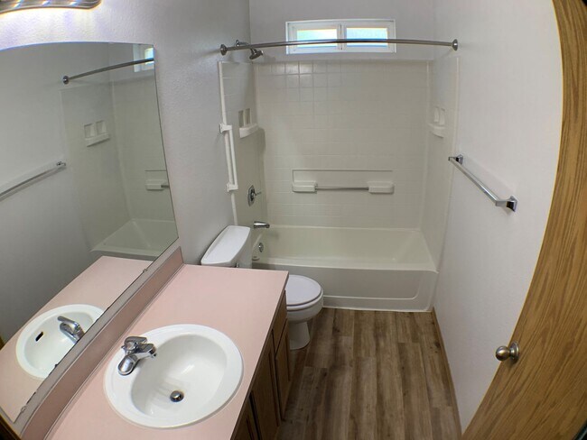 Building Photo - 5235-5237 Springcrest Drive S