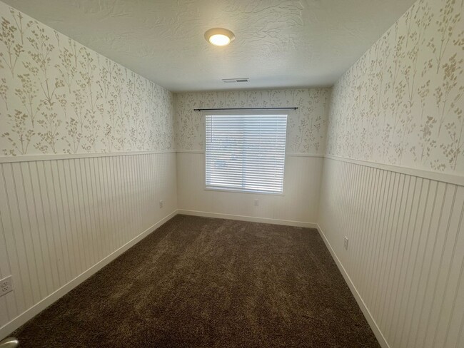 Building Photo - Adorable Long Valley Townhome!