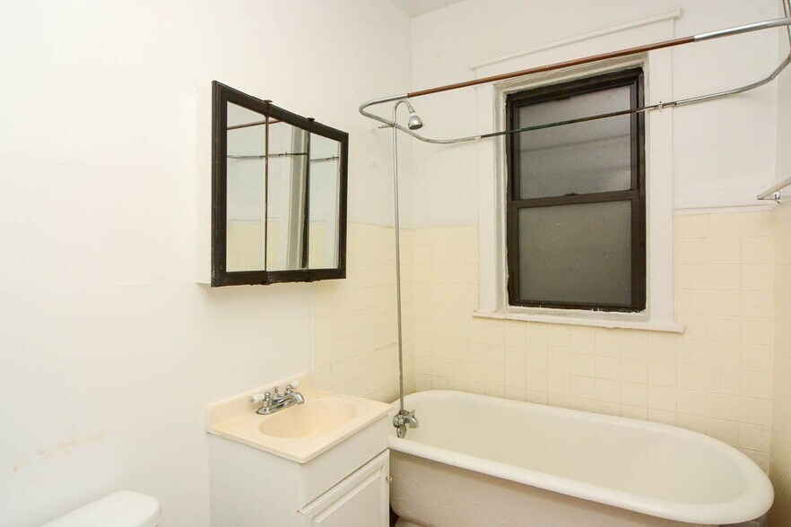 Building Photo - 2516 N Kedzie Blvd