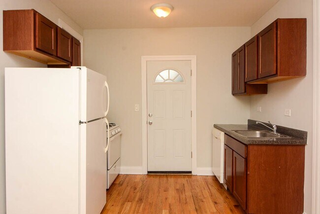 Building Photo - 6265 W Cornelia Ave