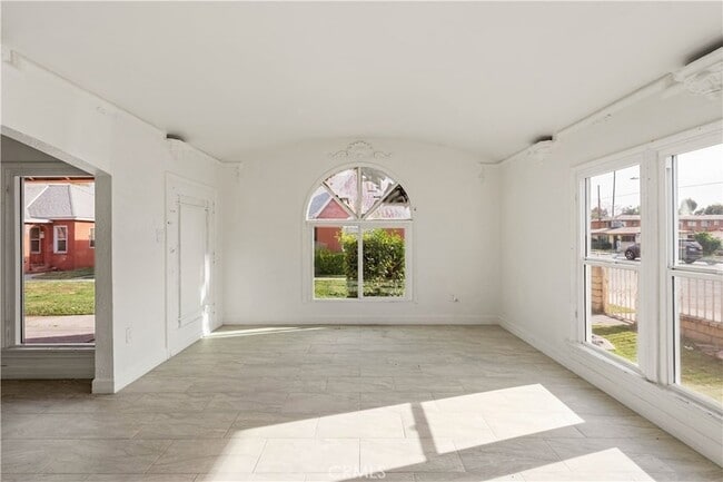 Building Photo - 272 W 9th St