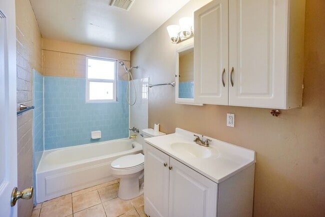 Building Photo - Pending/ Rented - 1 bed 1 bath in a prime ...