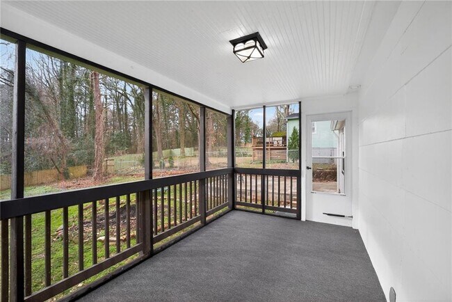 Building Photo - 871 Hargis St SE