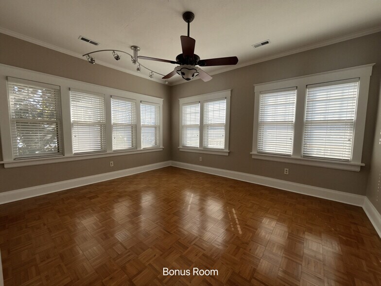 Building Photo - 1112 E Walnut St