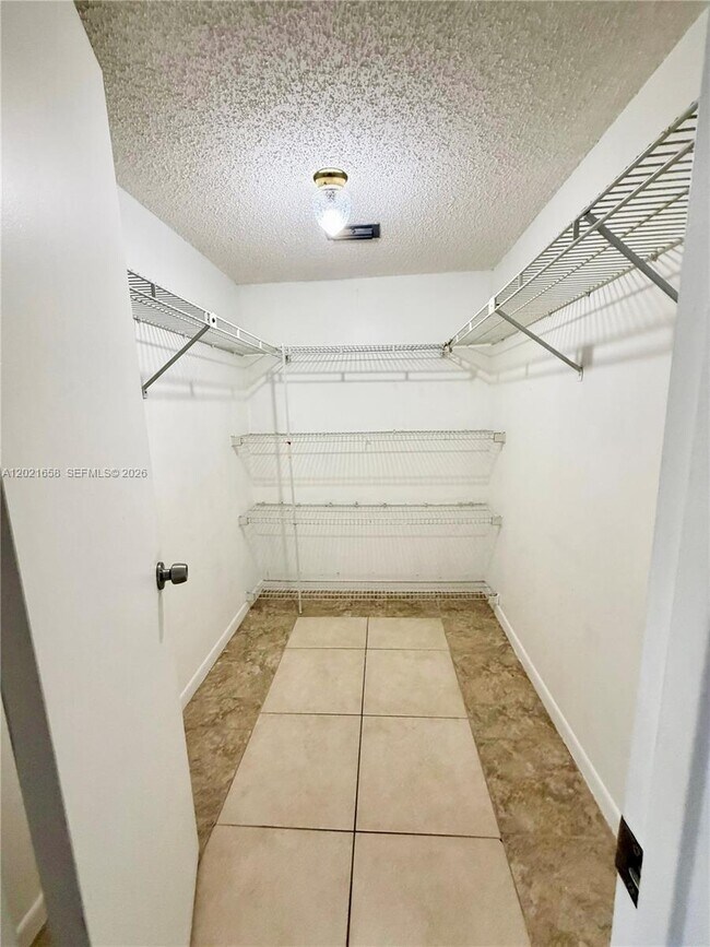 Building Photo - 7137 Golf Colony Ct