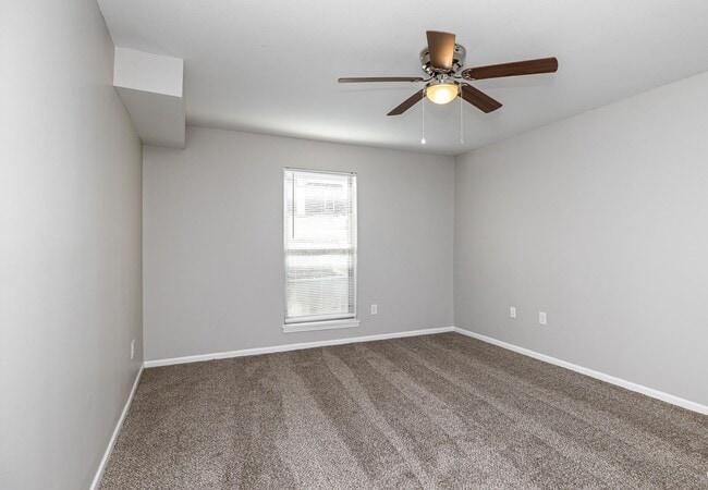 Building Photo - Spacious 2 Bed, 2 Bath Townhome in Overlan...