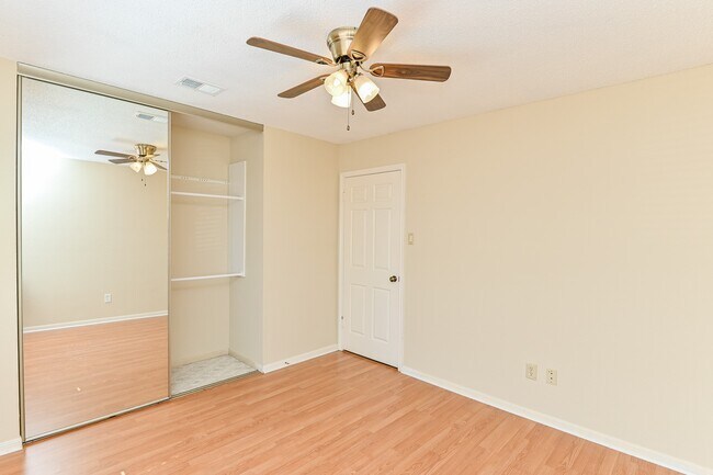 Building Photo - 3410 Streamside Ln