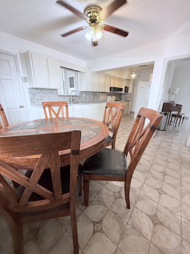 Building Photo - 957 W 67th St