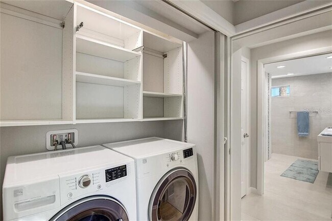 Building Photo - 2412 Clematis St