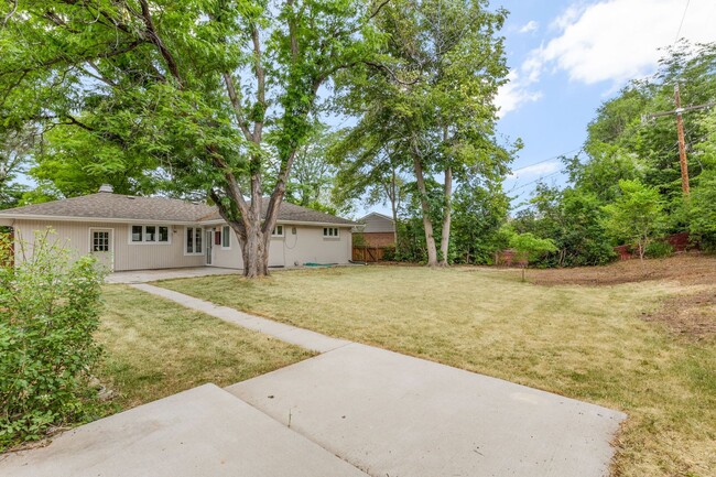 Building Photo - Welcome to the beautiful home in Holly Hills.