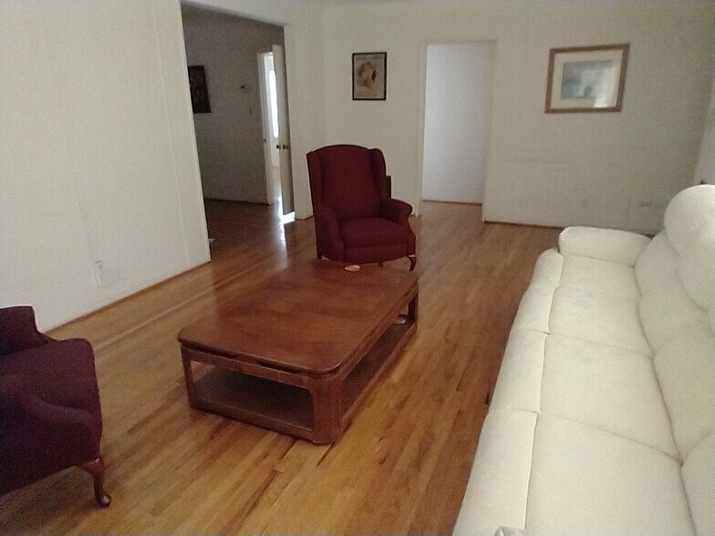 Living room - 6819 Yolanda Ave
