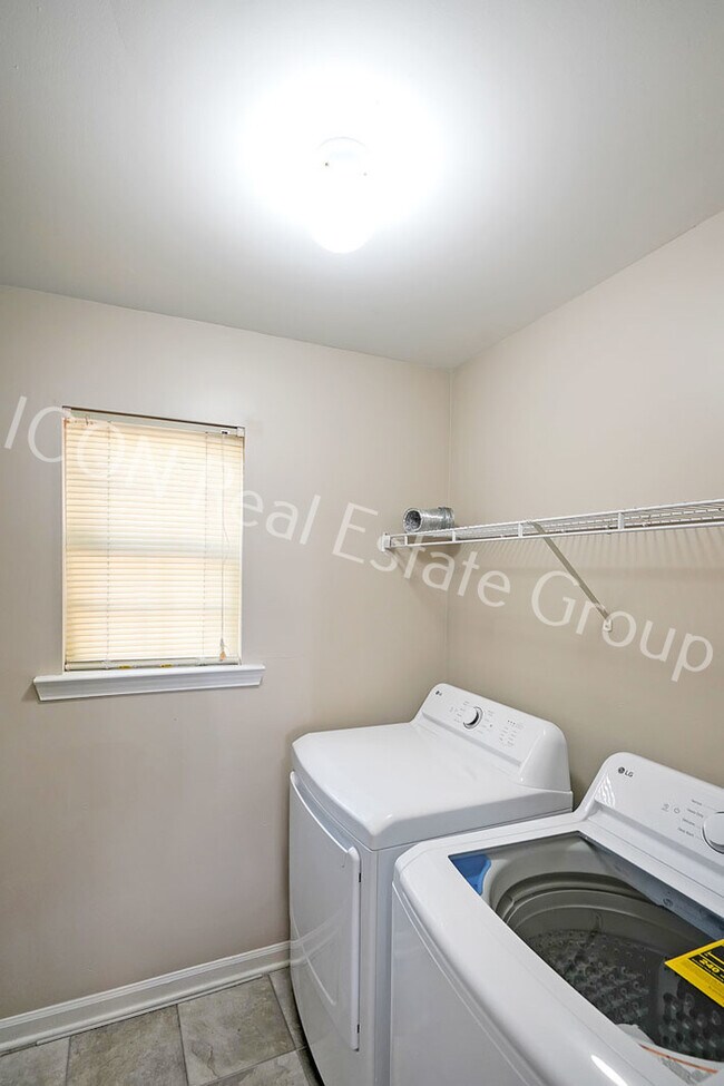 Building Photo - 3/2.5 End unit townhome