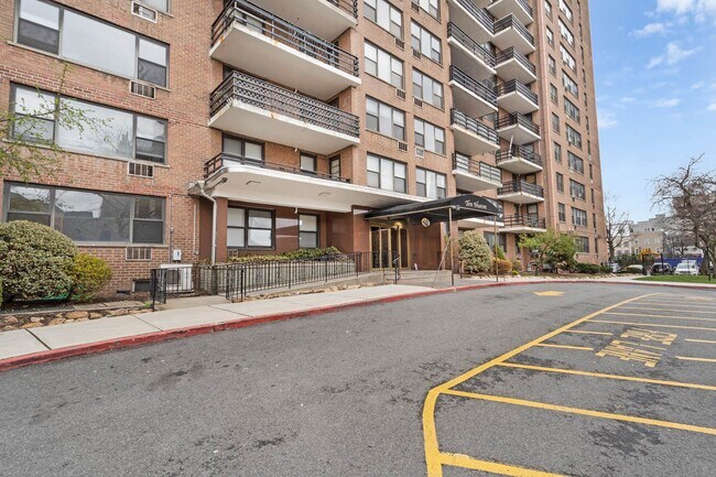 Building Photo - 10 Huron Ave