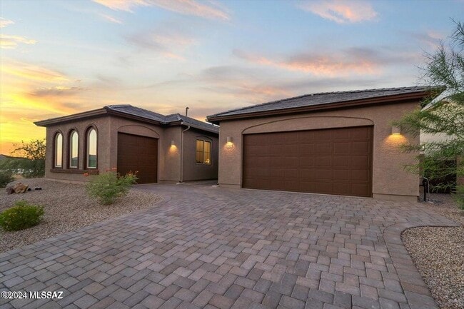 Building Photo - 10623 N Iron Peak Dr