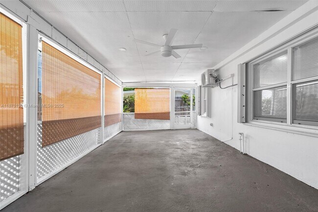 Building Photo - 658 SW 1st Ct