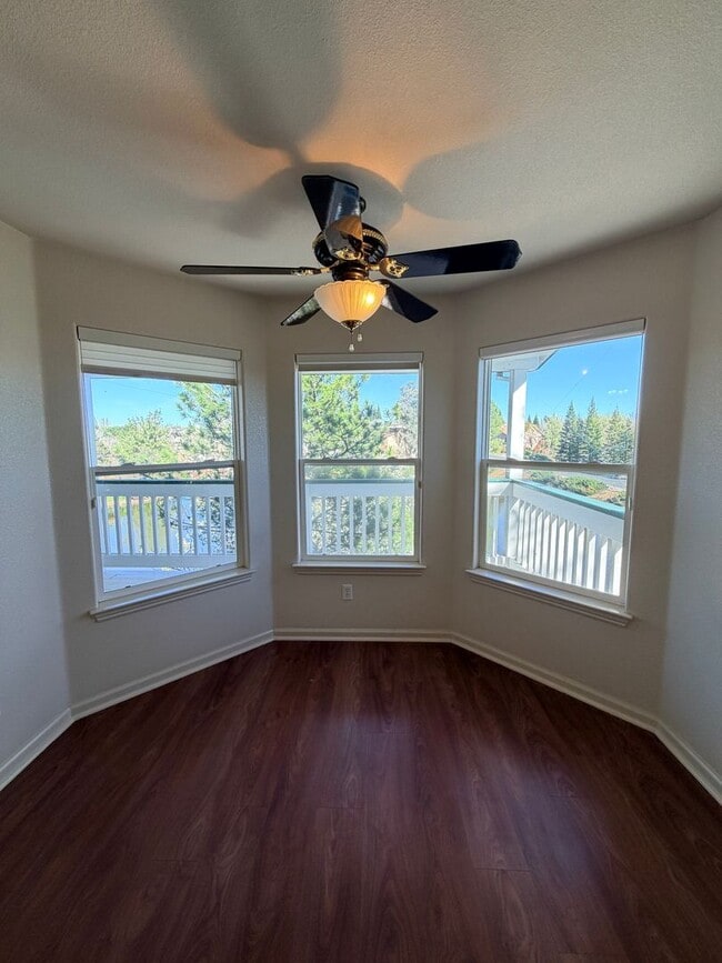 Building Photo - Beautiful Lakefront Home in the Vineyard! 55+ community