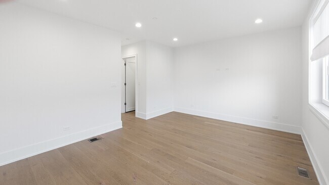 Building Photo - 6227 S Ellis Ave