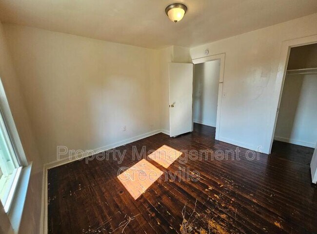 Building Photo - 208 Lady St