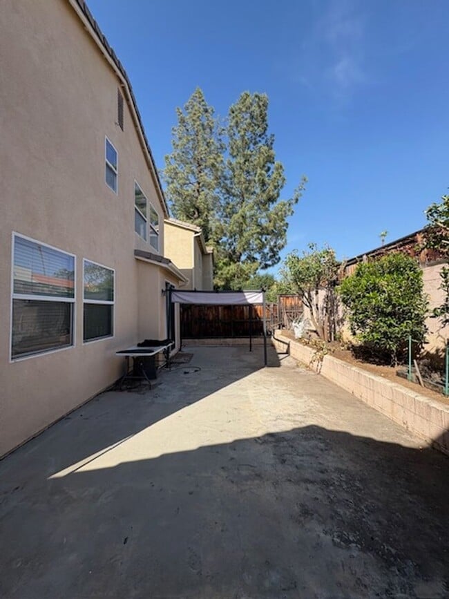 Building Photo - Redlands Home in Gated Community