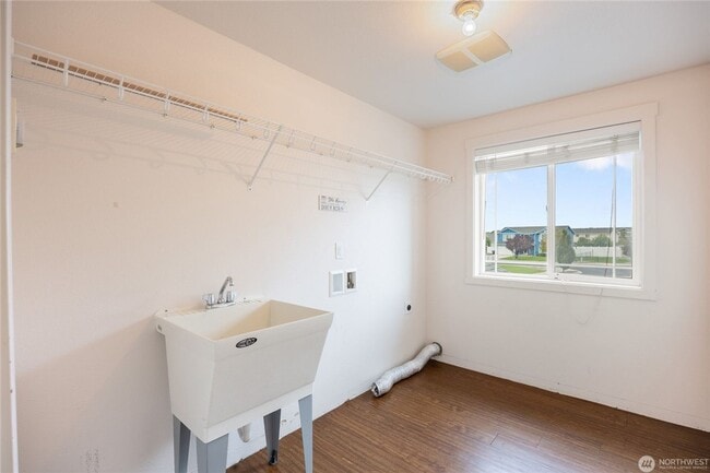 Building Photo - 4 bed, 3.5 bath home in cul-de-sac