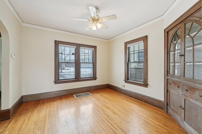 Building Photo - 661 Surrey Ave E